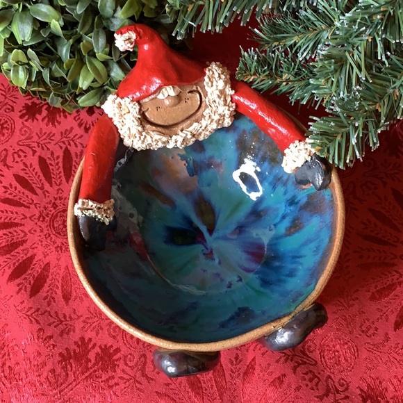 Whimsical signed BILL HICKS handmade glazed pottery Santa bowl - Picture 2 of 9